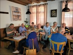 Vereinstreffen mit geistiger Nahrung zum Nachtisch: Mitglieder des SeniorenNets im "Tannenbaum" (Foto: Hans Anderer)