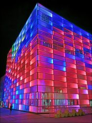 Dank ständigen Farbwechsels der abendliche Hingucker schlechthin: Das Ars Electronica Center (Foto: Ralph Stenzel)