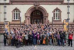 Mehr Zulauf denn je: Gruppenbild von der WikiCon 2024 in Wiesbaden (Foto: Martin Kraft, CC BY-SA 4.0)