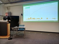 Akademiker mit Schalk im Nacken: Prof. Dr. Dr. Alexander Moutchnik bei seinem Vortrag (Foto: Ralph Stenzel)